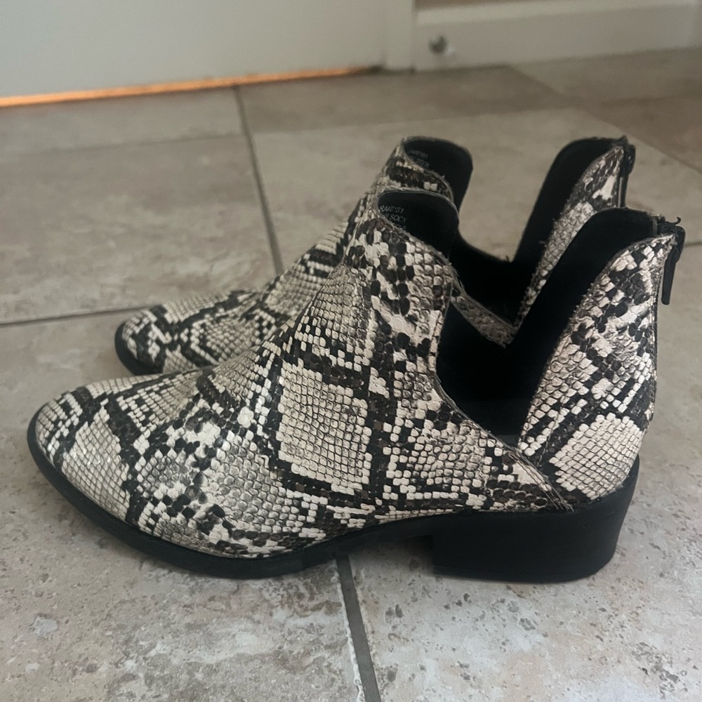 Steve Madden Black and White Ankle Booties Snakeskin Pattern